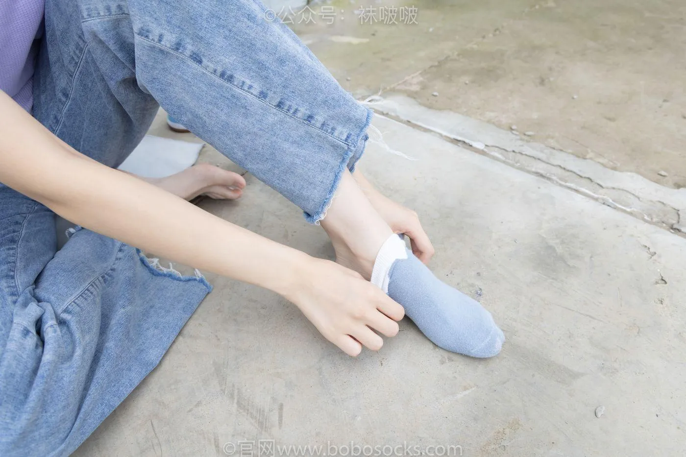 [BoBoSocks袜啵啵]NO.020 熊熊-NB运动鞋、蓝色短棉袜（踩脏）、裸足 [150P]插图9